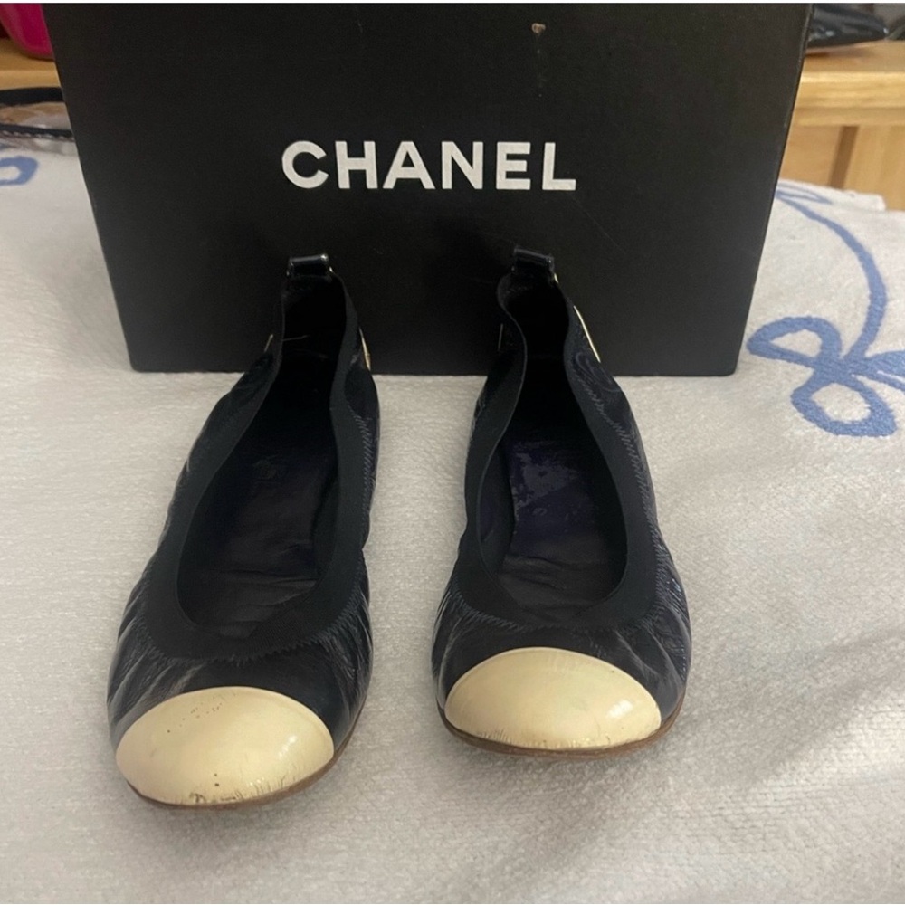 CHANEL Navy and Cream Flats - Picture 1 of 16